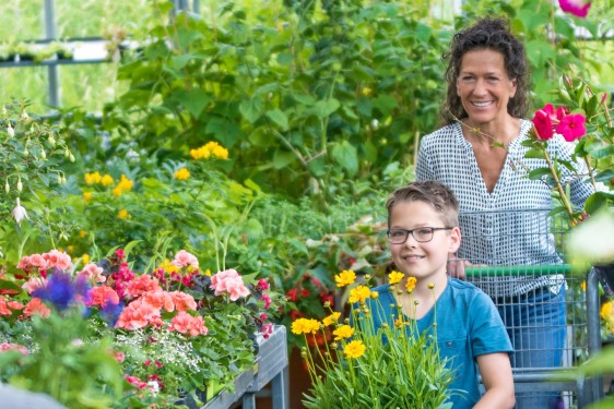 Serre froide avec vendeur et client